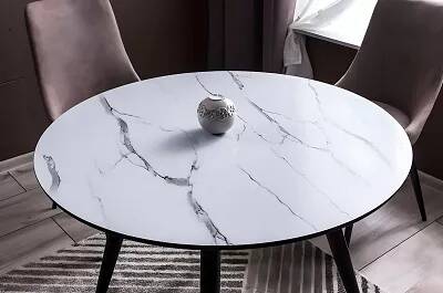 Table de salle à manger en métal noir et verre aspect marbre blanc