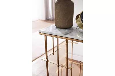 Table d'appoint en métal doré et aspect marbre indien blanc