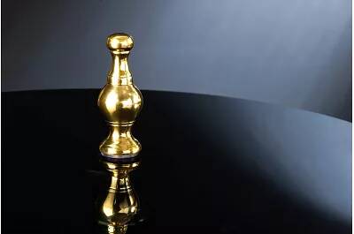 Table d'appoint en aluminium doré et verre noir fumé