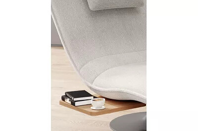 Chaise longue en tissu beige avec fonction pivotante et tablette