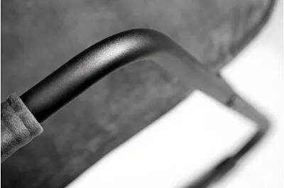 Fauteuil design en velours matelassé gris et métal noir